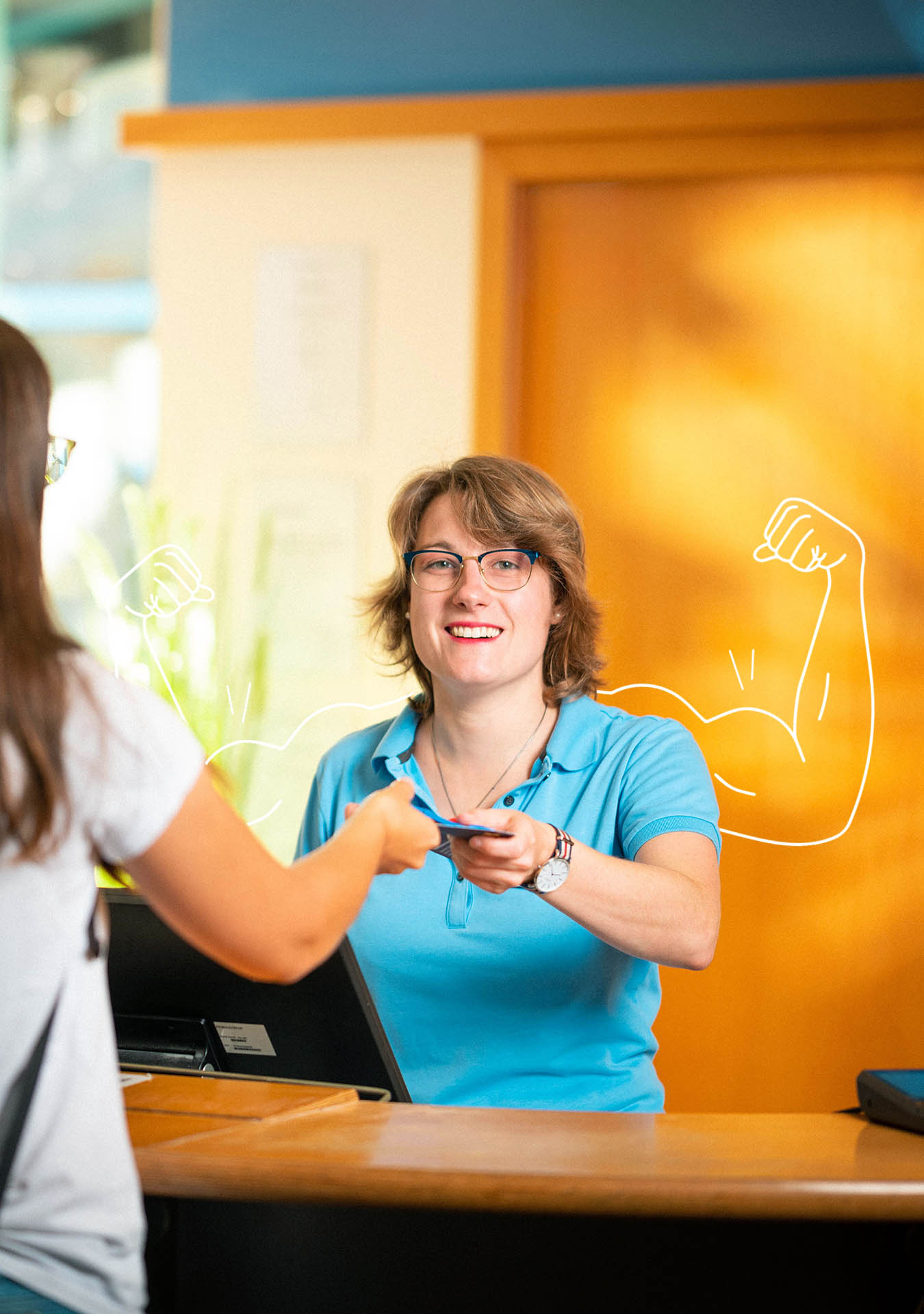 Eine Person mit blonden Haaren trägt ein hellblaues Polohemd und steht hinter einer Kasse. Sie hält eine Karte in der Hand und zeigt auf die Karte. Neben ihr sind gezeichnete muskulöse Arme.