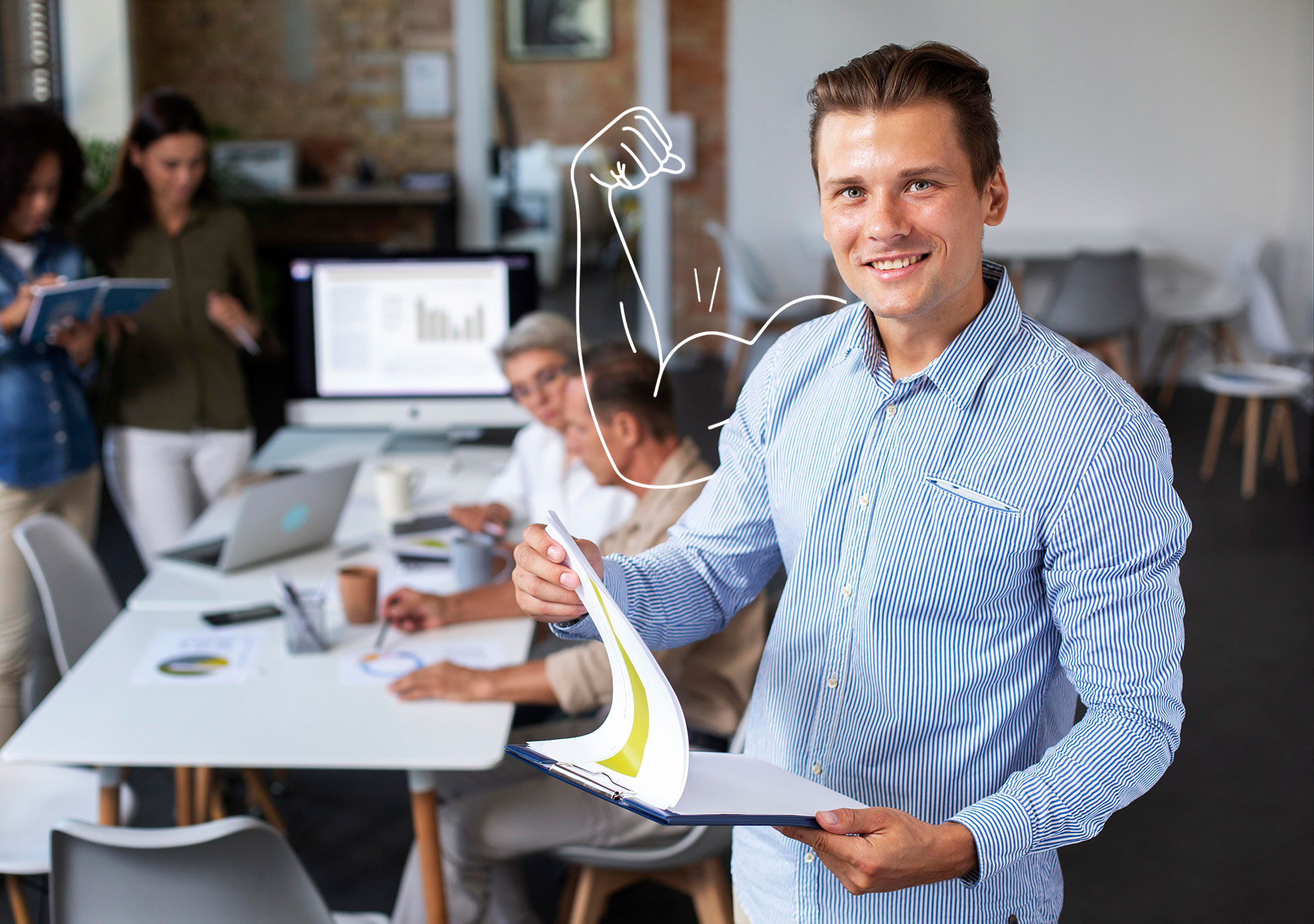 Mann in blau-weiß gestreiftem Hemd hält geöffnetes Buch, im Hintergrund mehrere Personen an einem Tisch mit Laptop und Monitor.